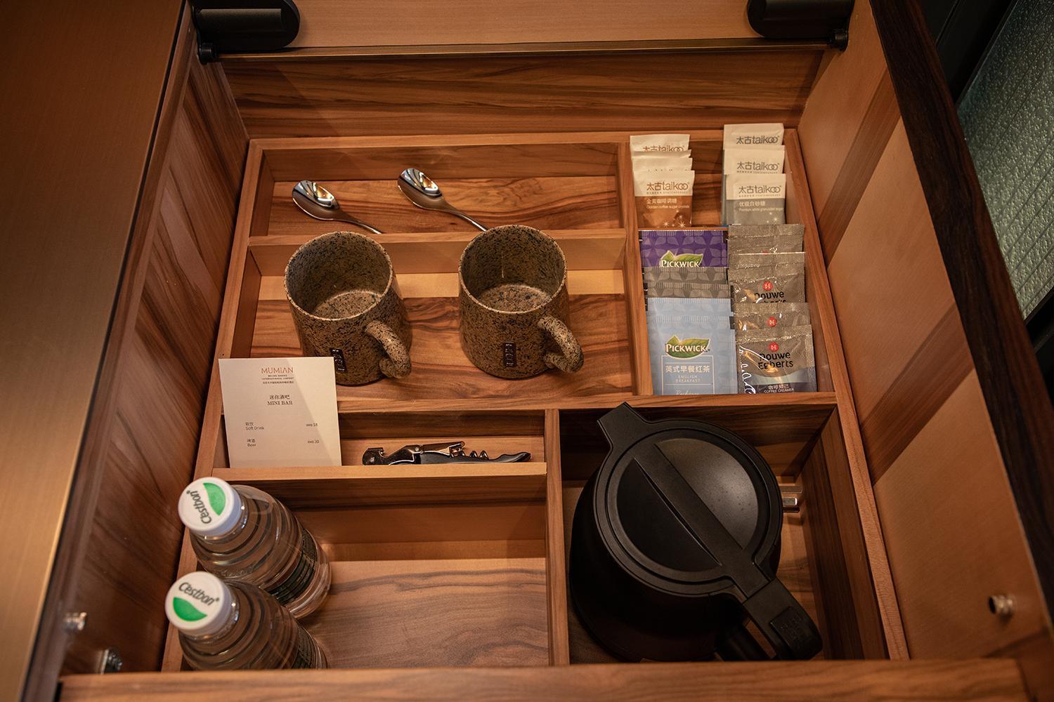 Mumian Beijing Daxing International Airport, Part Of Hyatt Hotel Eksteriør billede A tea and coffee making facility in a hotel room